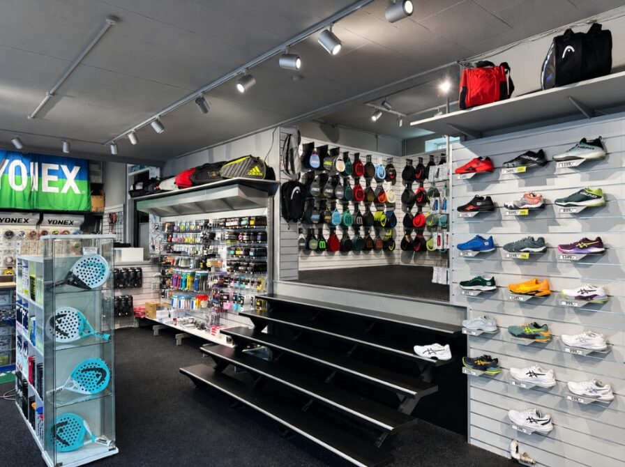 Racket House butik på Frederiksberg med stort udvalg af udstyr til tennis, padel og badminton.