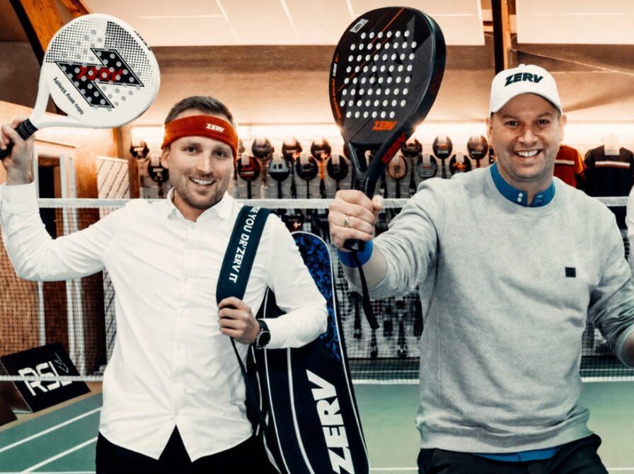 Mikkel Normann og Torben Kulmbak med ZERV padelbat og fejrer at Mikkel bliver partner