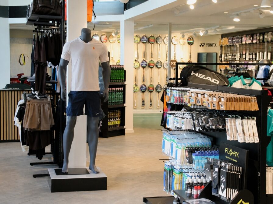 Racket House butik i Odense med stort udvalg af padel-, tennis- og badmintonudstyr.